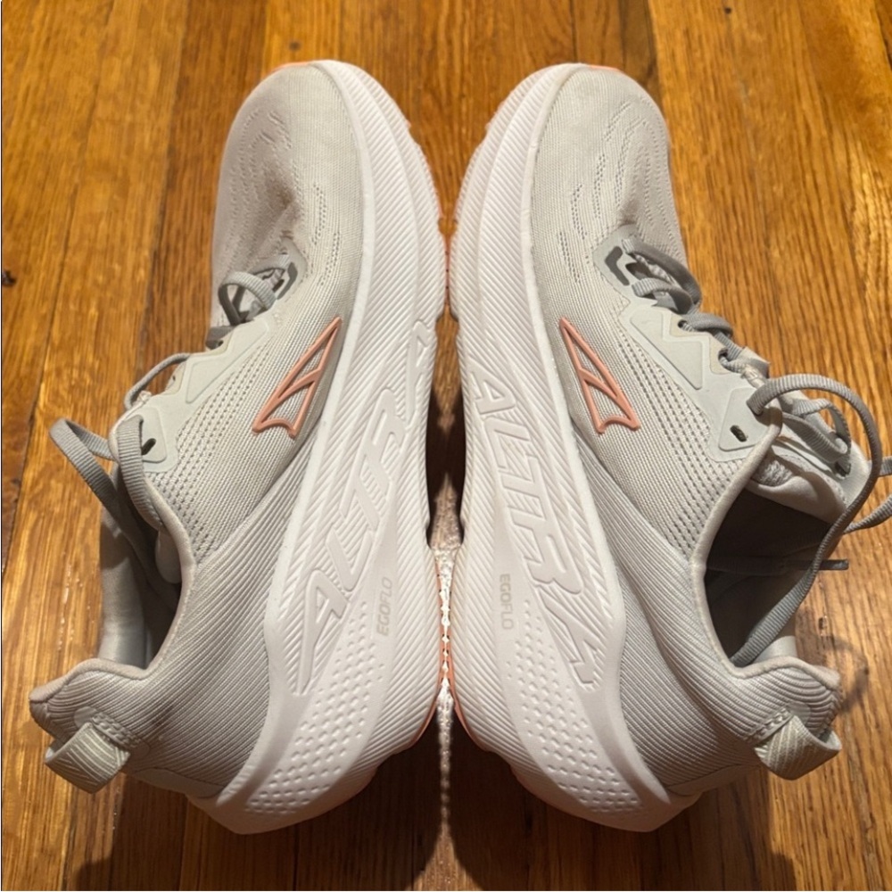 Altra Fwd Via | size 8.5 | Women's Athletic Shoes in Gray and White